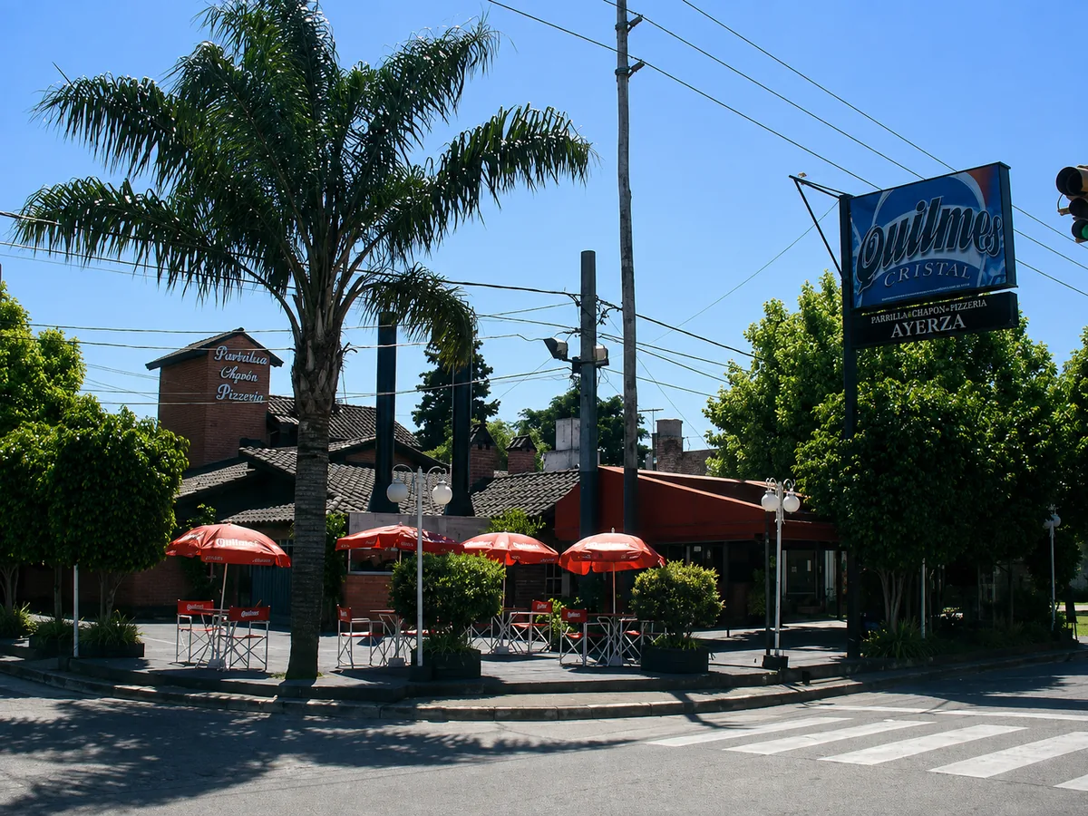 Fachada de Ayerza: el cartel Parrilla · Chapón · Pizzería y las mesas al aire libre