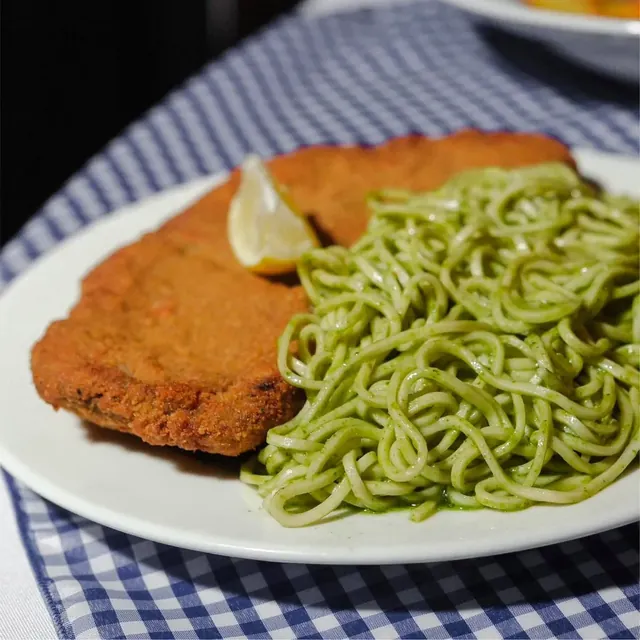 Milanesa de lomo con fideos al pesto