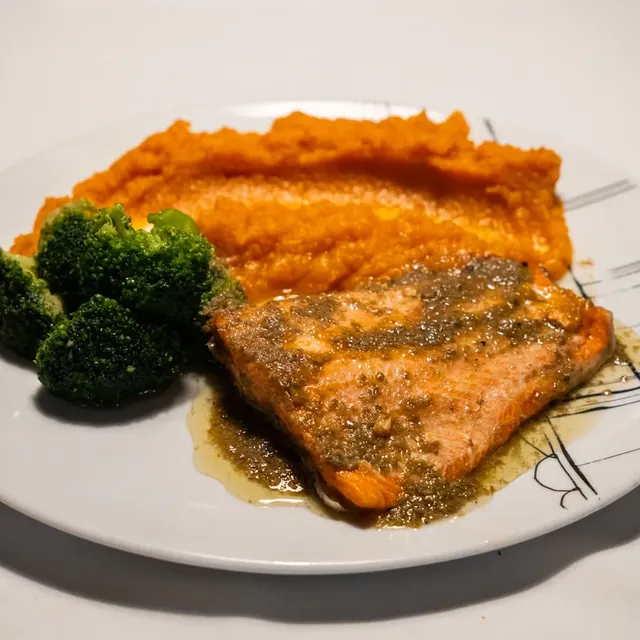 Salmón rosado con alcaparras